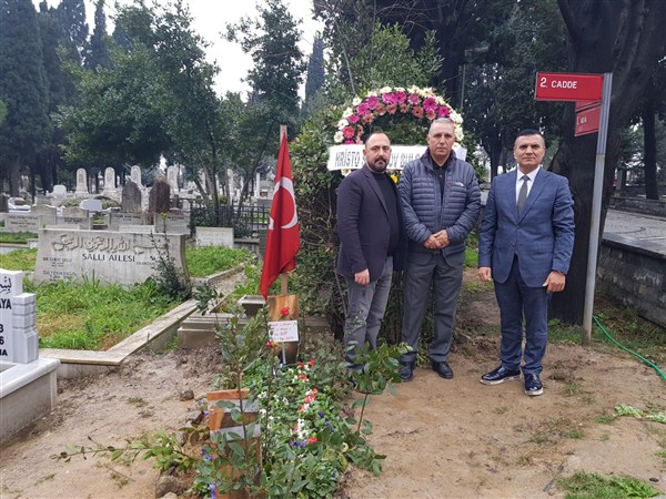 Futbolun efsane ismi Stoichkov, Naim Süleymanoğlu'nun mezarını ziyaret etti