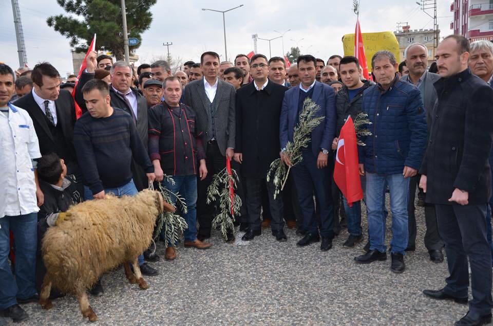 YAVUZELİLİLER  askerleri bayraklarla karşıladı