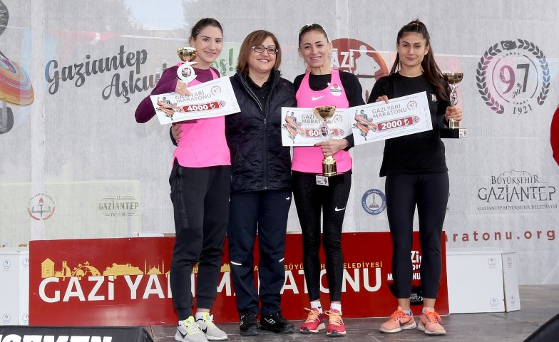 GAZİ Maratonu'nda dereceye girenlere ödülleri verildi