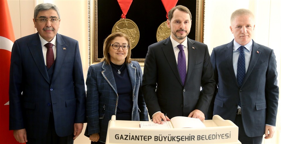 Bakan Albayrak, Başkan Şahin'i ziyaret etti