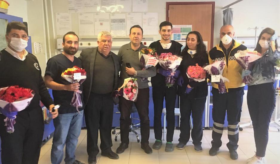 Gaziantepli çiçekçiler sağlık çalışanlarına çiçek dağıttı