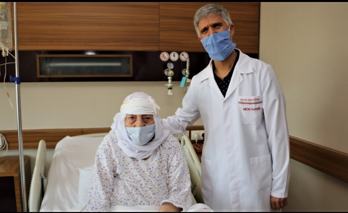 Beli Kırılan 97 Yaşındaki Kadın Hasta Gaziantep’te Sağlığına Kavuştu