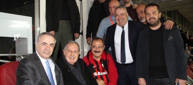 Efsane Futbolcu Talat Özkarslı Hayatını Kaybetti Efsane Futbolcu Talat Özkarslı Hayatını Kaybetti