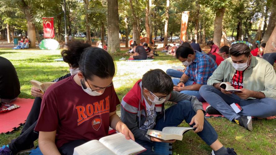 Gençler ve Çocuklar Kitaplarıyla Kavaklık Parkı Süsledi