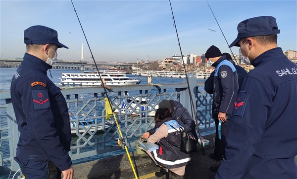 Galata Köprüsü'nde Standarda Uymayan Balık Tutanlara Ceza