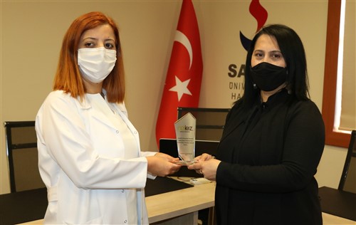 Kadın Gazeteciden Kadın Sağlık Çalışanlarına Plaket