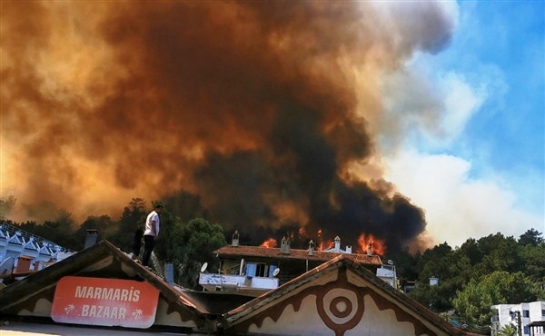 Marmaris’te Alevler Yerleşim Yerlerini Tehdit Ediyor