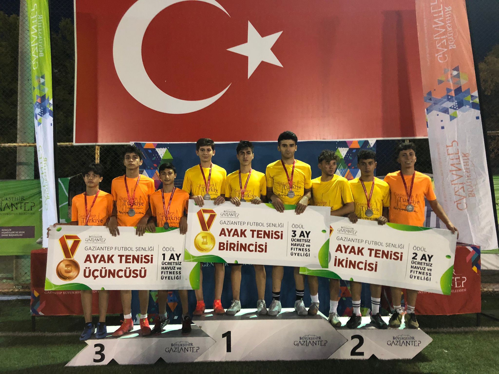 Büyükşehir Gazi Şehirli Gençlere Futbol Şöleni Yaşattı