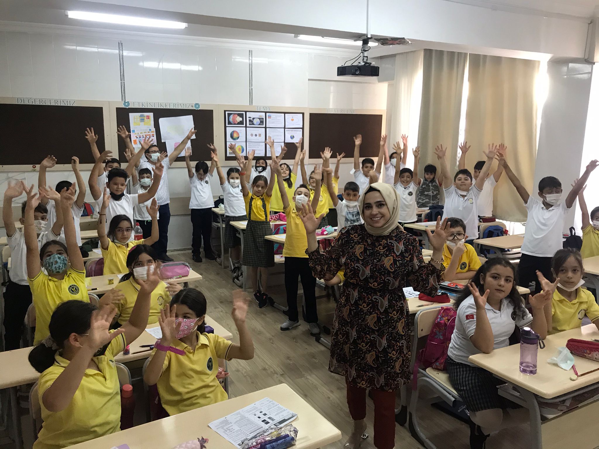 İşitme Engelliler Haftası'nda Öğrencilere İşaret Dili Eğitimi Verildi