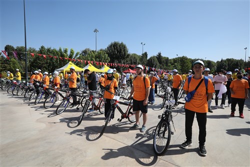 Başkan Şahin, gençlere bisiklet hediye etti