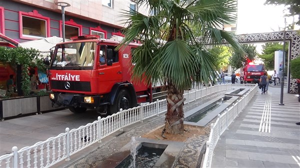 İş merkezinin çatı katında çıkan yangın korkuttu