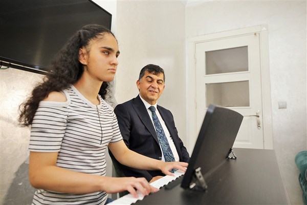 Görme engelli Damlagül Yıldız'a Fadıloğlu’piyano hediye etti