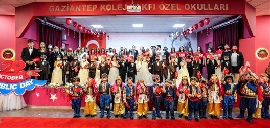 Cumhuriyet Coşkusu Gaziantep Kolej Vakfı'nda Sürüyor