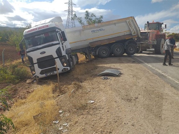 Yoldan çıkan tır vinç yardımıyla çıkarıldı