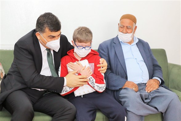 Fadıloğlu'ndan Lösemi Hastası Küçük Ramazan'a Tablet