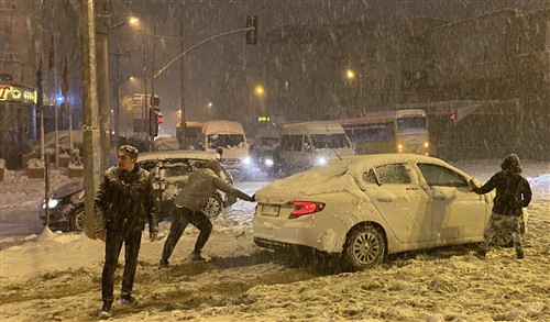 Gaziantep’te kar trafiği durdurdu