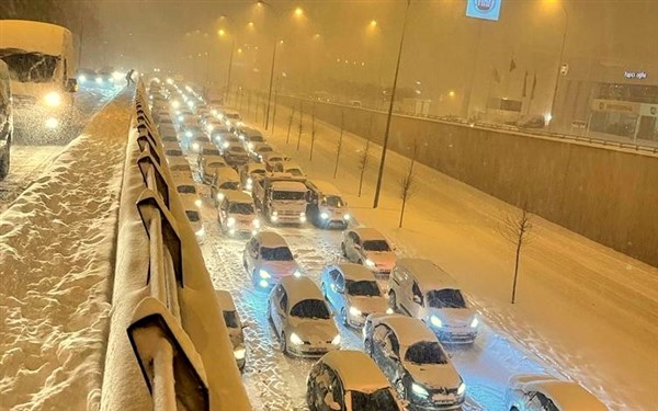Gaziantep’te kar trafiği durdurdu