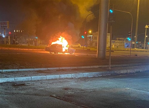 Seyir halindeki otomobil alev aldı