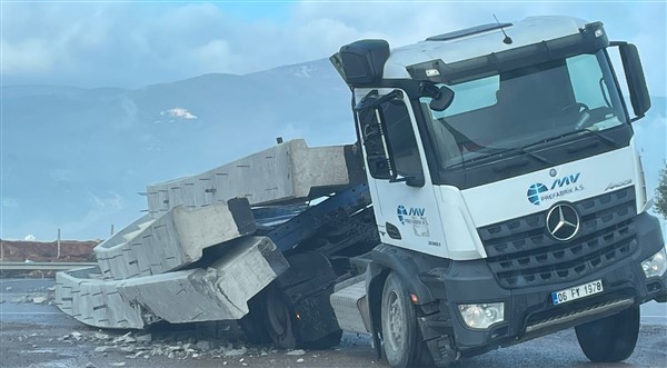 İslahiye'de beton blok yüklü tır devrildi