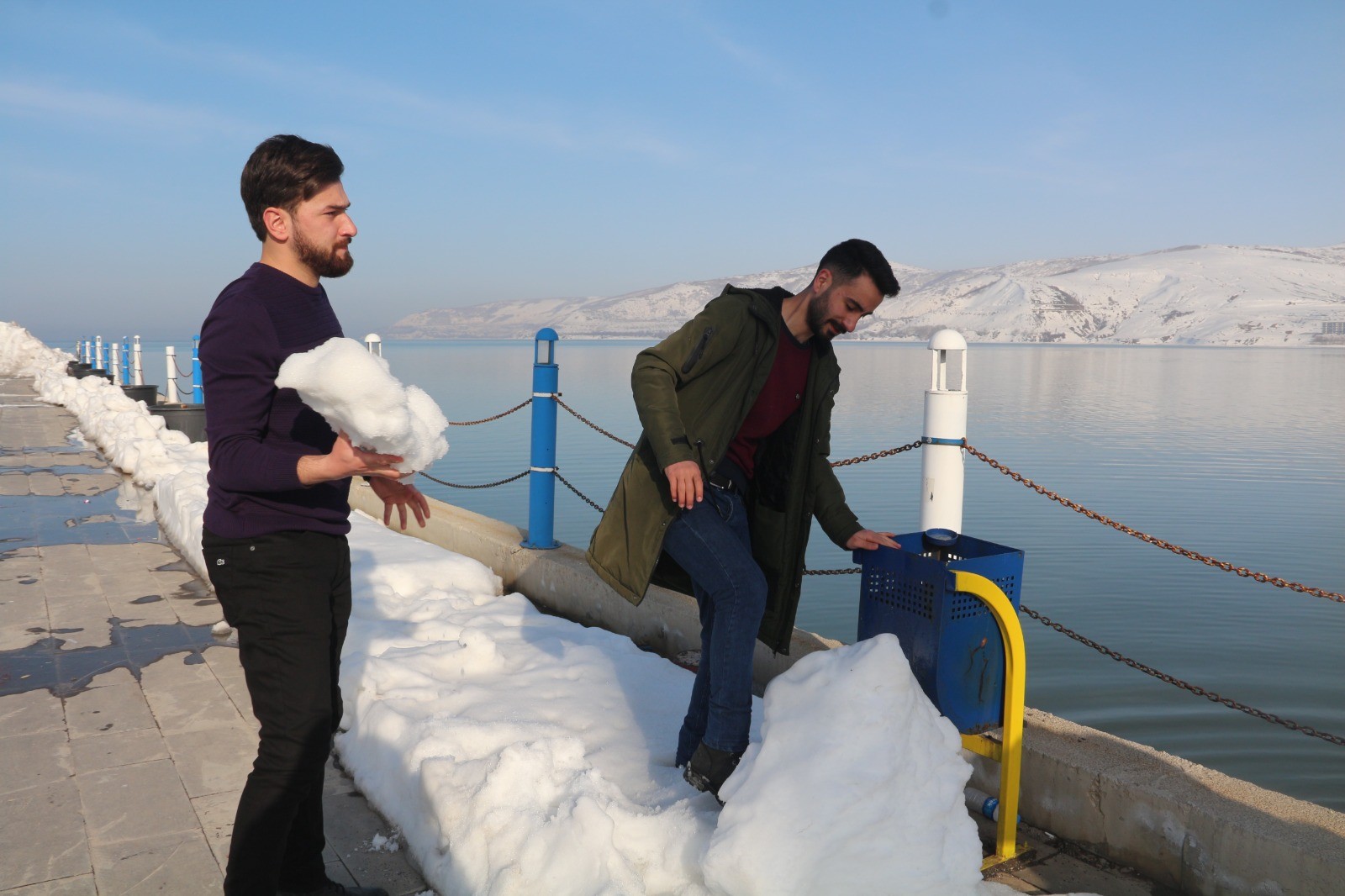 Kuraklığa dikkat çekmek amacıyla Van Gölü ’ne kar kütleleri attılar