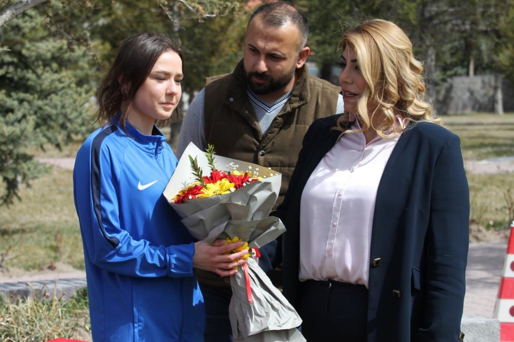 Ukrayna'dan gelen 12 altyapı futbolcusu Kayserispor tesislerinde antrenmana çıktı