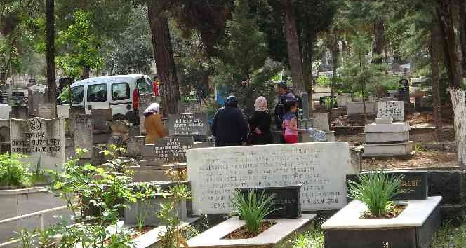 Gaziantep'te mezarlıklarda bayram yoğunluğu