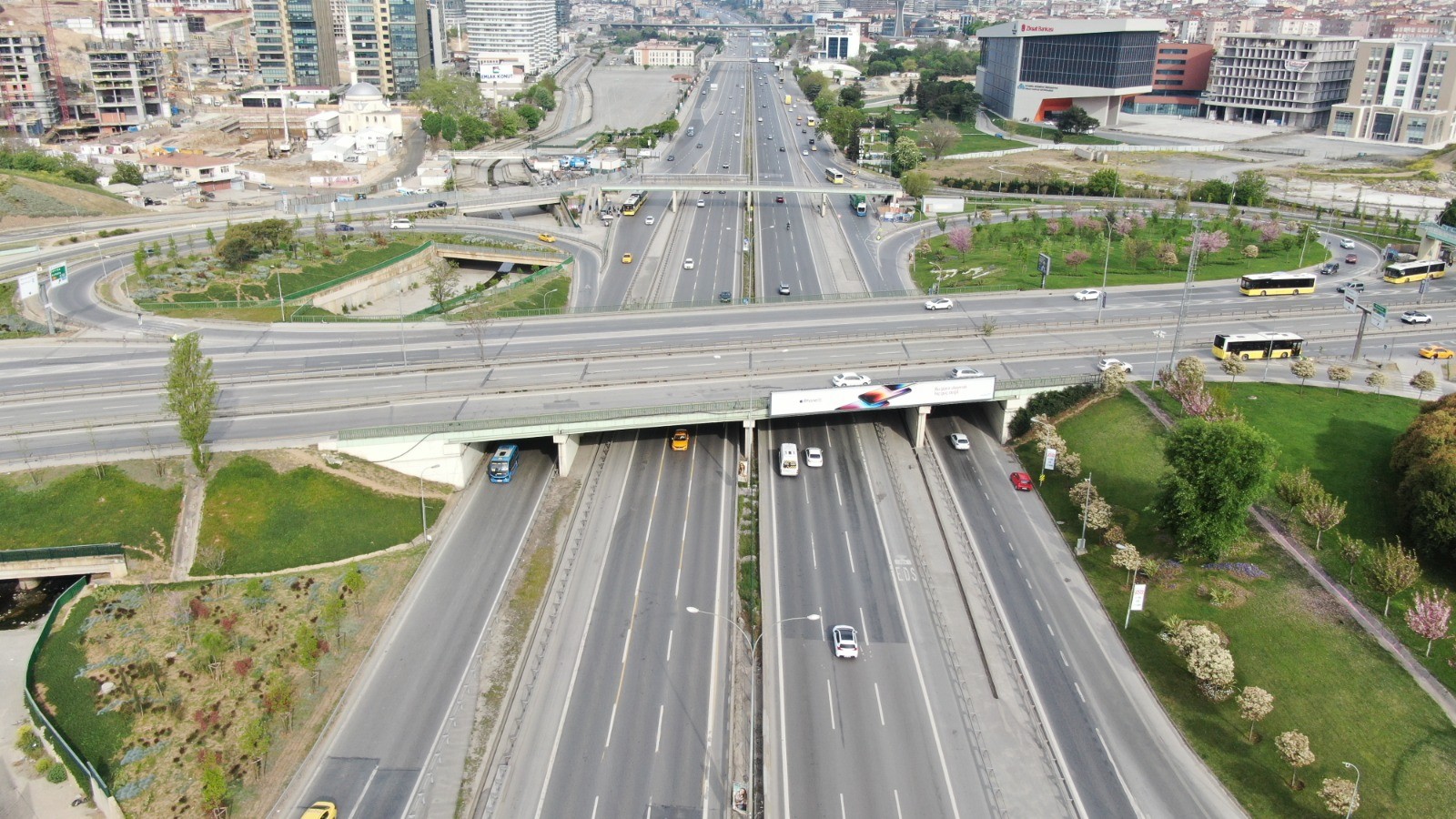 İstanbul ’da bayramın ilk gününde yollar boş kaldı
