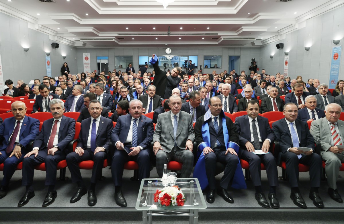 Cumhurbaşkanı Erdoğan: 'Demokrasi ve kalkınma sürecinde 20 yılda 1 asırlık yol katettik'