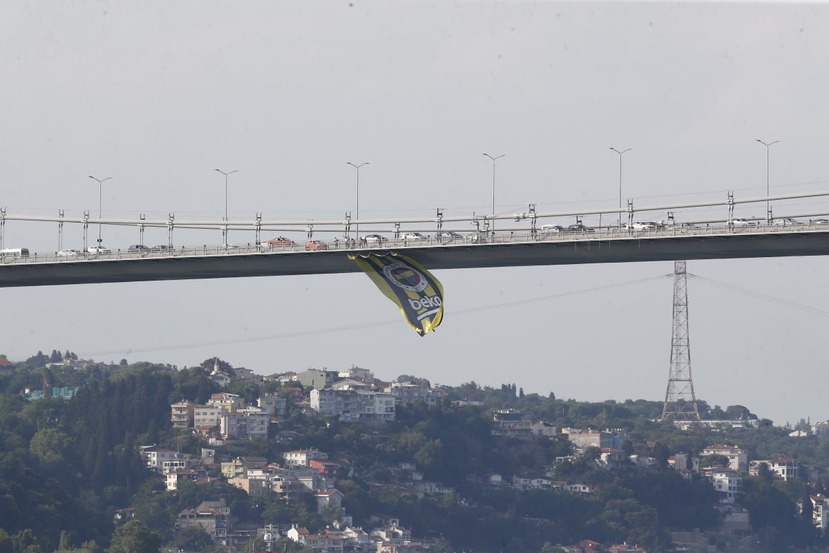 Köprülere Fenerbahçe bayrakları asıldı
