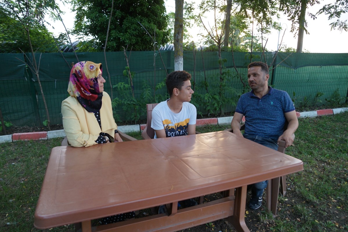 Mum ışığında LGS ’ye hazırlanan afetzede öğrenci Türkiye birincisi oldu