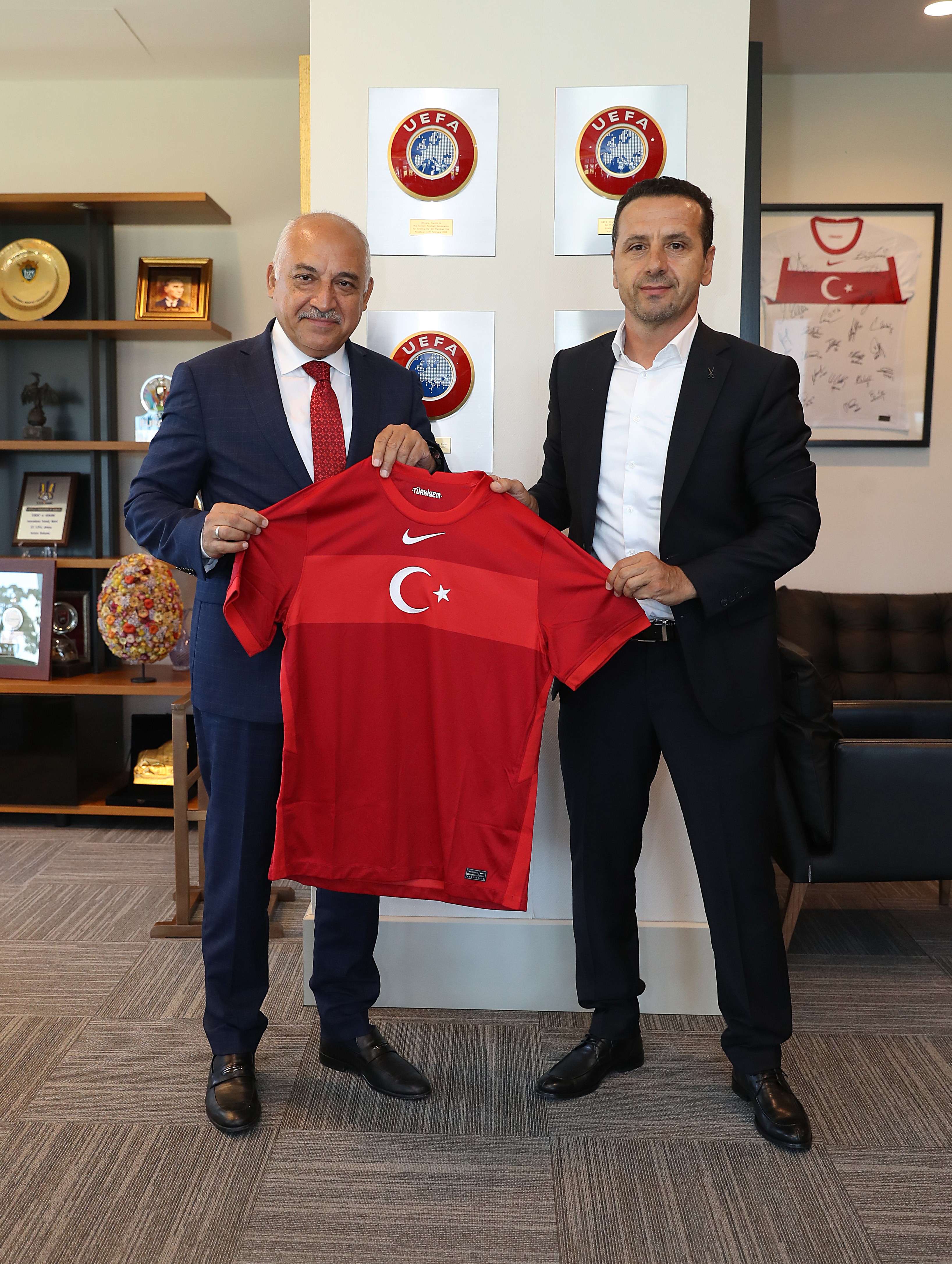 TPFD Başkanı Saffet Akyüz'den Mehmet Büyükekşi'ye ziyaret