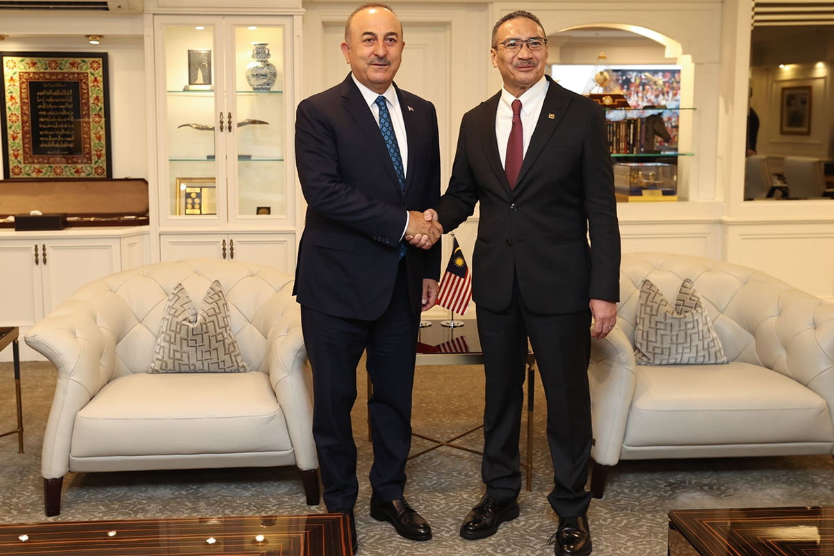 Bakan Çavuşoğlu, Malezya Kıdemli Savunma Bakanı Hussein ile görüştü
