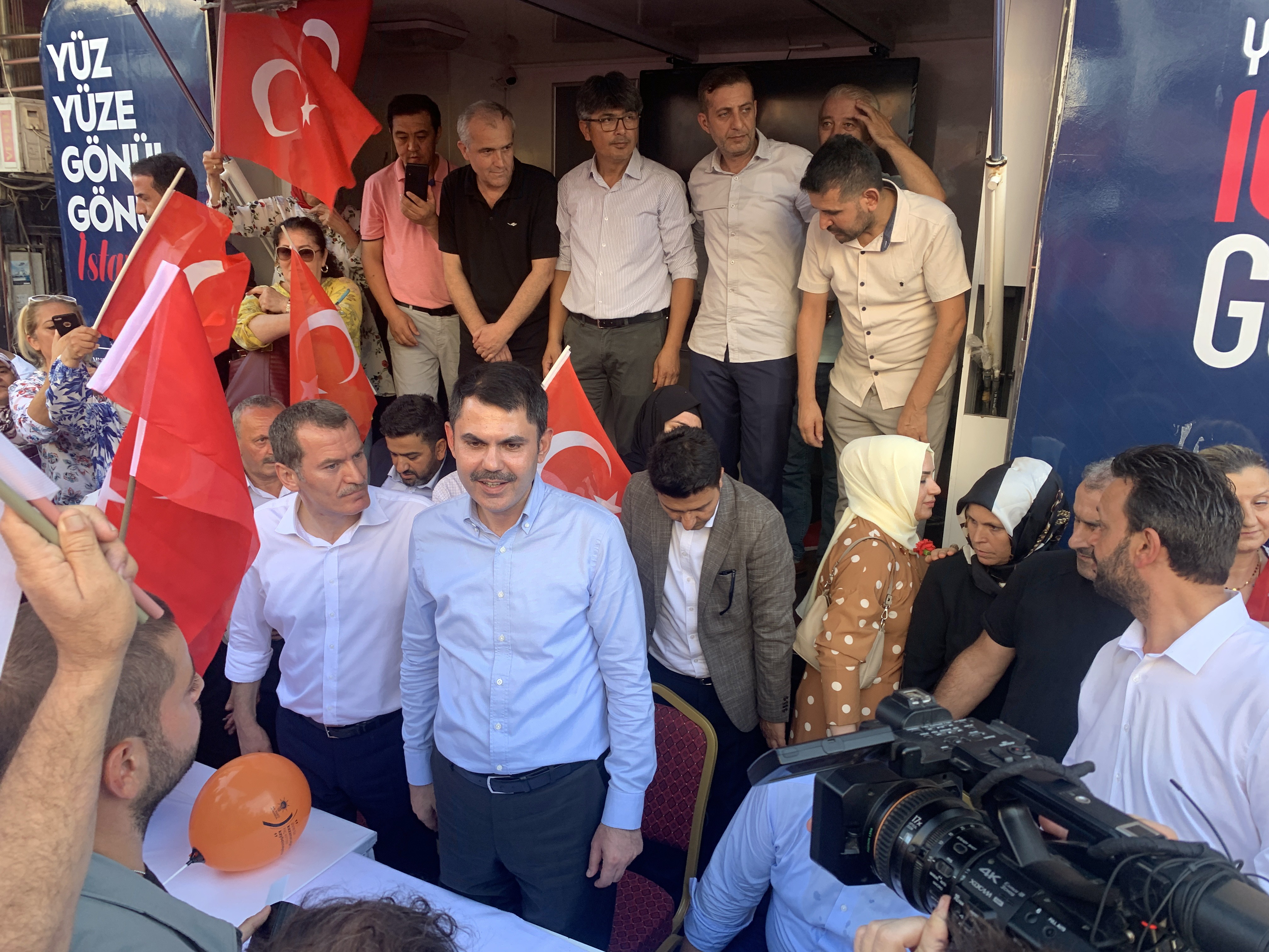 Bakan Kurum, Zeytinburnu ’nda esnafı ziyareti etti, vatandaşlara aşure dağıttı
