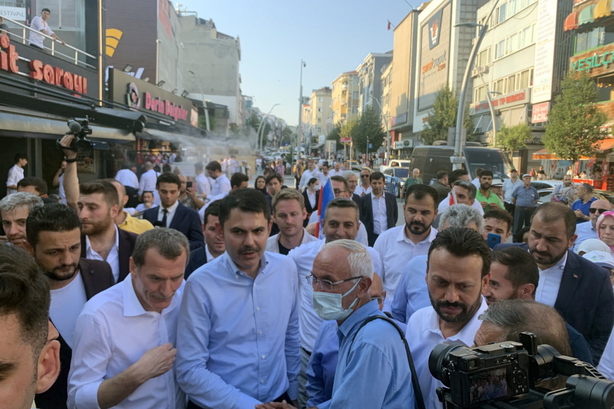 Bakan Kurum, Zeytinburnu ’nda esnafı ziyareti etti, vatandaşlara aşure dağıttı