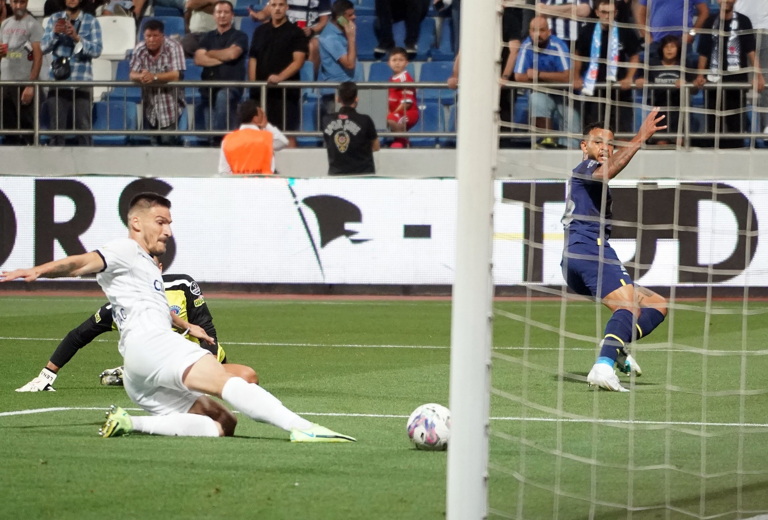 Fenerbahçe, deplasmanda Kasımpaşa'ya gol oldu yağdı