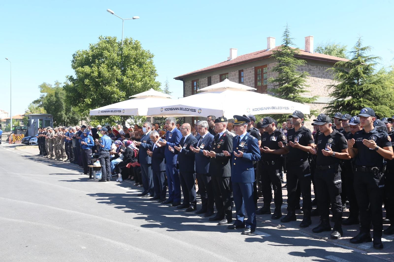 Polis memuru kalbine yenildi!