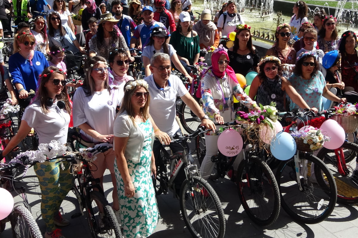 Kütahya'da ilk kez düzenlenen 'Süslü Kadınlar Bisiklet Turu' renkli görüntülere sahne oldu