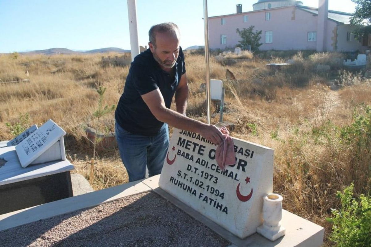 Şehit kardeşinin mezarına 28 yıldır toz kondurmuyor