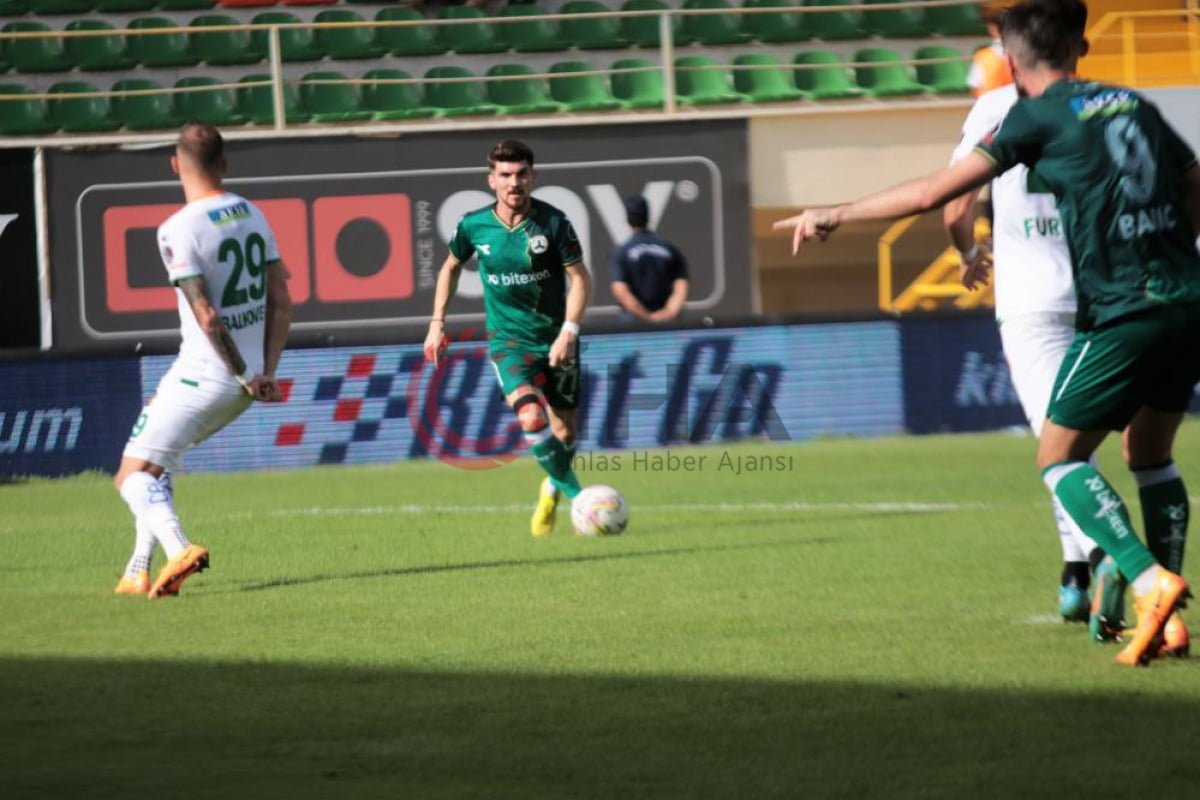 10 kişilik Giresunspor, Alanya'da puanı kaptı!