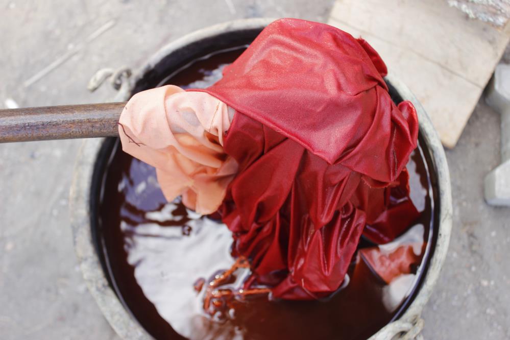 Asırlar önce formülü yasaklanan 'Edirne Kırmızısı' kıyafetlerle buluşuyor