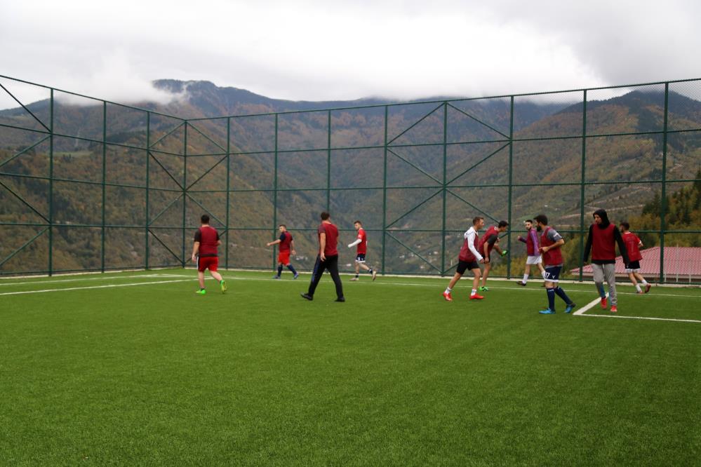 Dağların zirvesinde futbol oynuyorlar