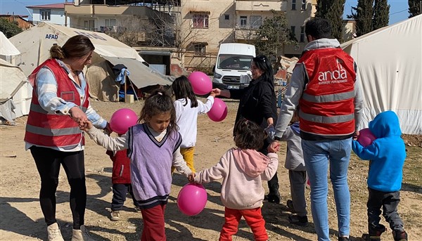 ANDA deprem bölgesinde minik kalplere dokunuyor