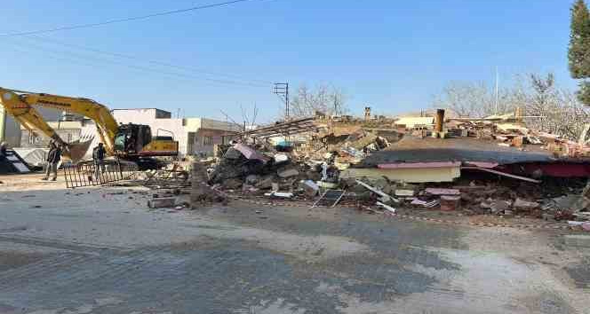 Araban'da acil ağır hasarlı binaların yıkımına başlandı