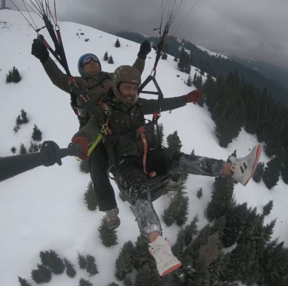 Artvin'de kar üzerinde yamaç paraşütü nefes kesti Artvin'de kar üzerinde yamaç paraşütü nefes kesti