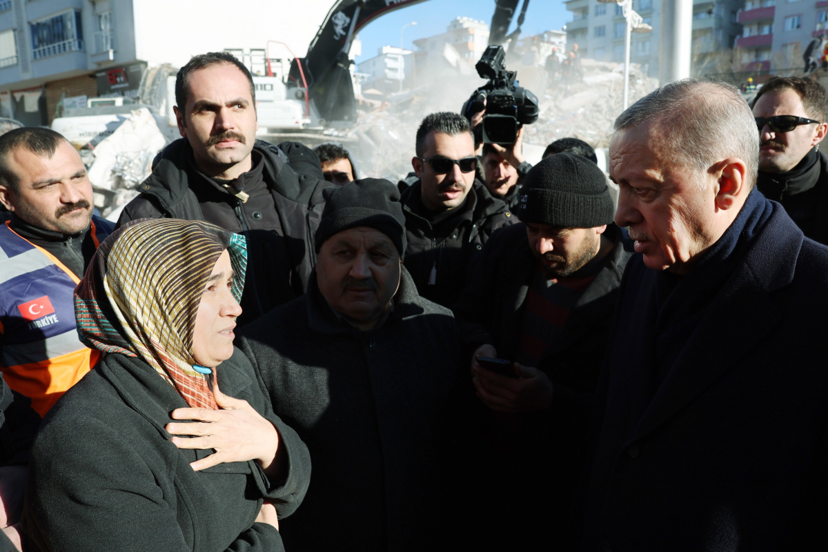 cumhurbaskani-erdogan-cadir-kenti-ziyaret-etti-depremzedelerin-yuregine-su-serpti