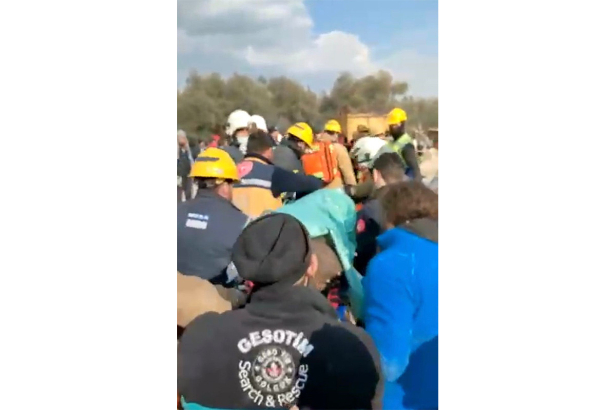 hatay-da-depremin-131-saatinde-7-yasindaki-ilgin-enkazdan-kurtarildi