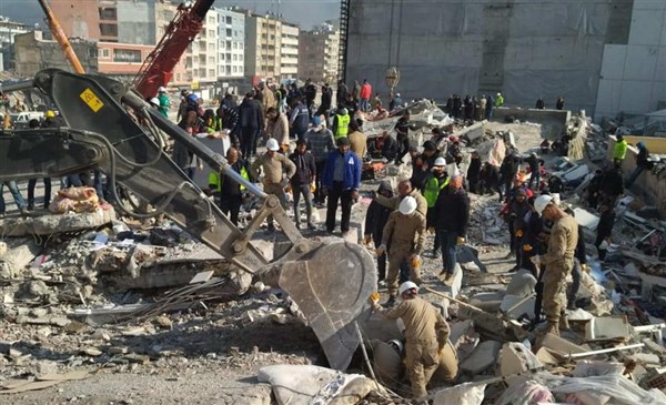 Mehmetçik bölgede yaraları sarmaya çalışıyor