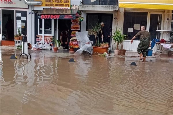 İzmir'de yağmur hayatı felç etti