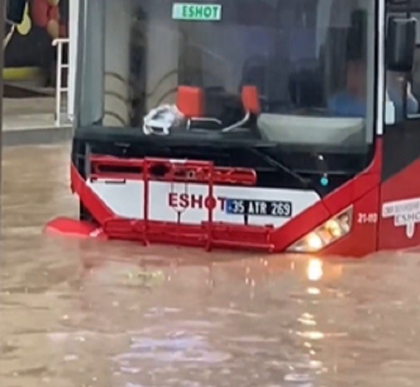 İzmir'de yağmur hayatı felç etti
