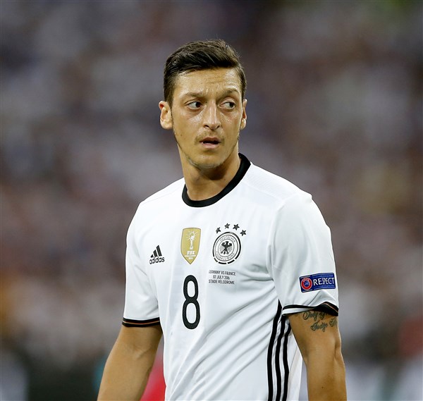 Mesut Özil, futbolu bıraktı